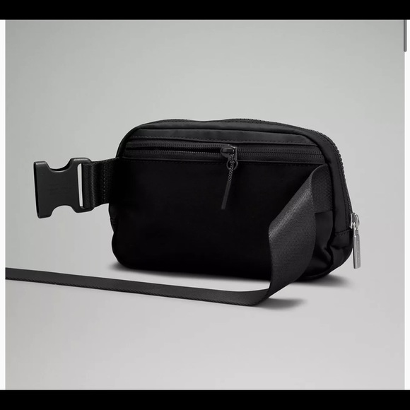 Lululemon Everywhere Belt Bag - Picture 3 of 6